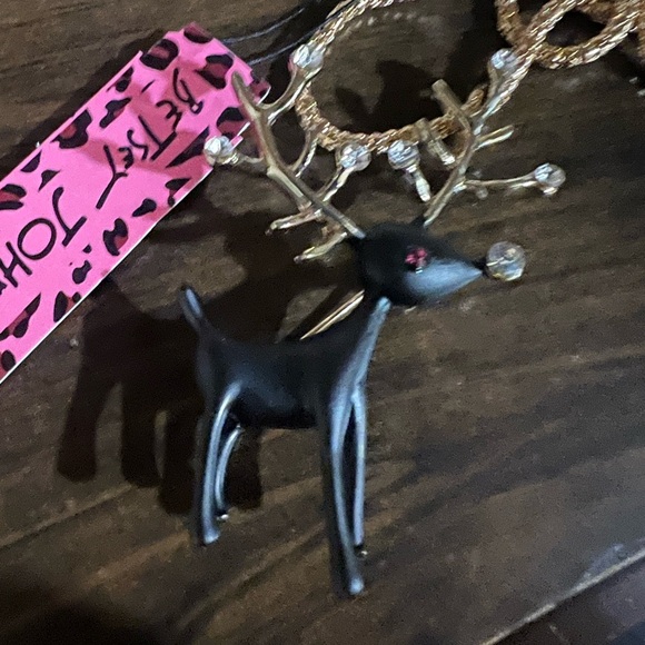 Betsey Johnson Other - Betsey Johnson Black and Gold Reindeer necklace w 17” chain or pin nwt